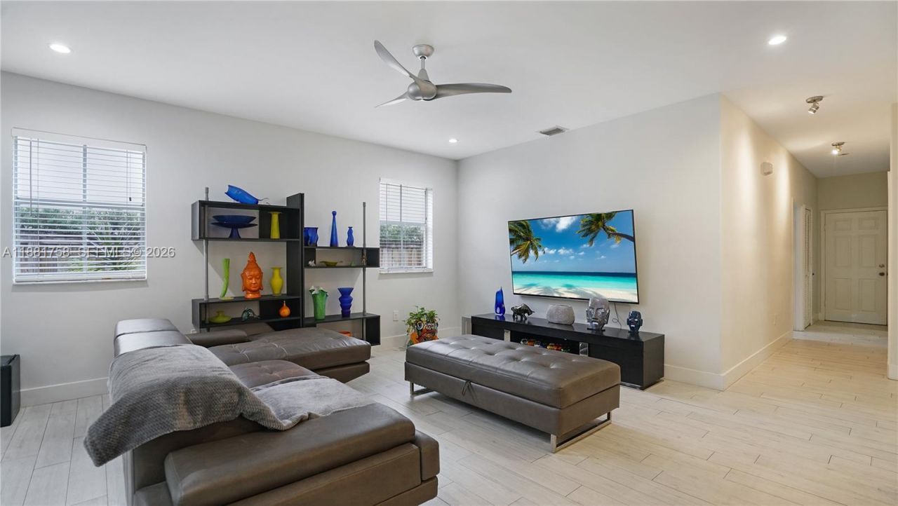 704 NW 129th Ct, Miami, FL 33182 Photo