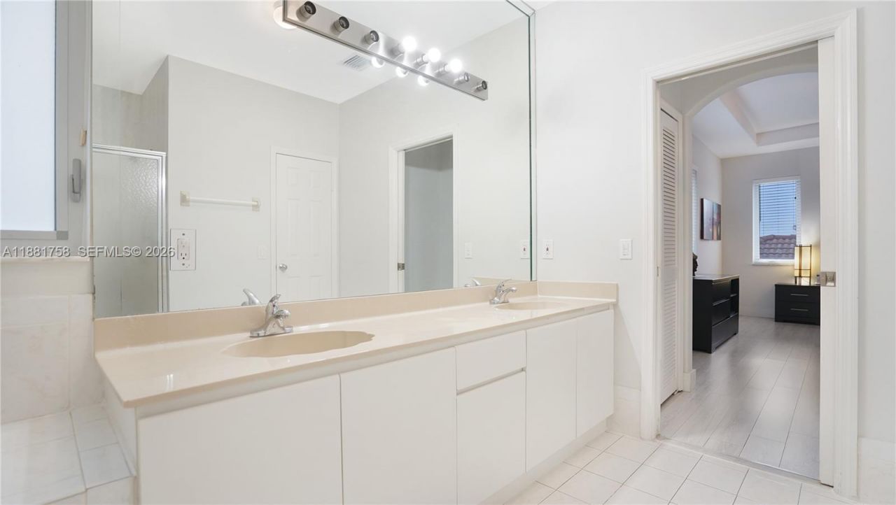 704 NW 129th Ct, Miami, FL 33182 Photo