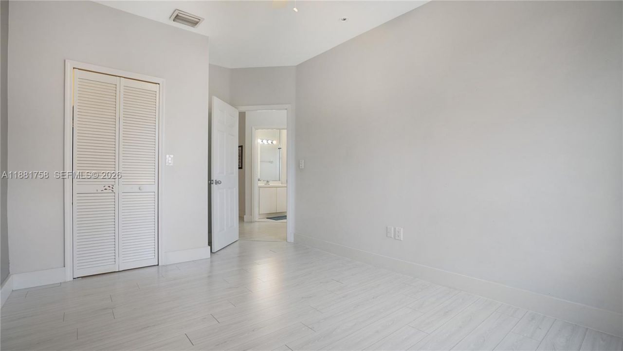 704 NW 129th Ct, Miami, FL 33182 Photo