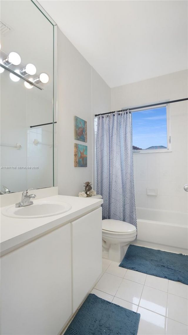 704 NW 129th Ct, Miami, FL 33182 Photo