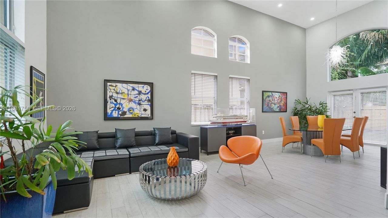 704 NW 129th Ct, Miami, FL 33182 Photo