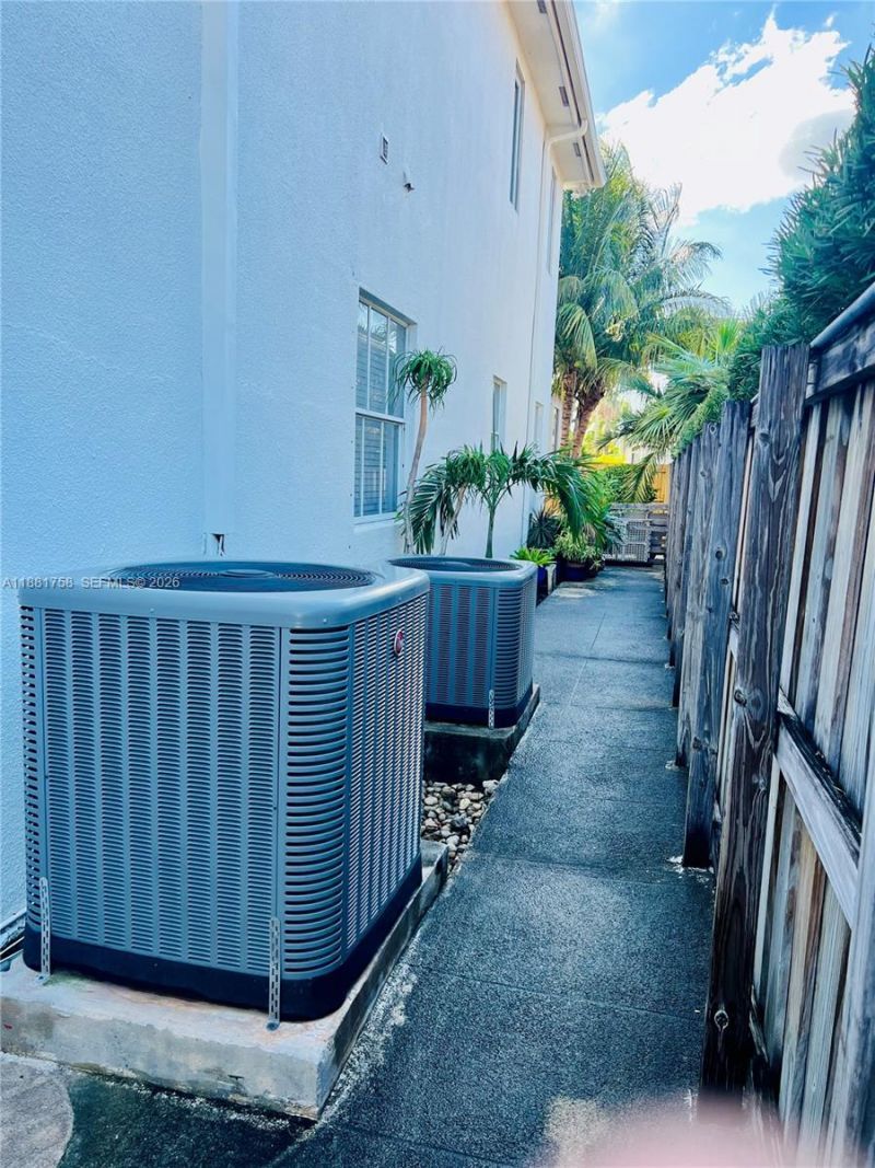 704 NW 129th Ct, Miami, FL 33182 Photo