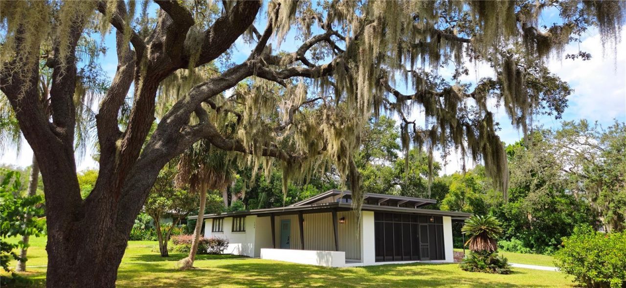 126 E Cypress Avenue, Howey in the Hills, FL 34737 Main Photo