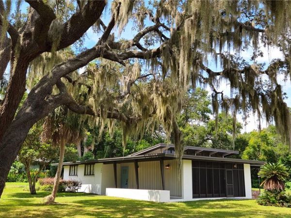 126 E CYPRESS AVENUE, HOWEY IN THE HILLS, FL 34737