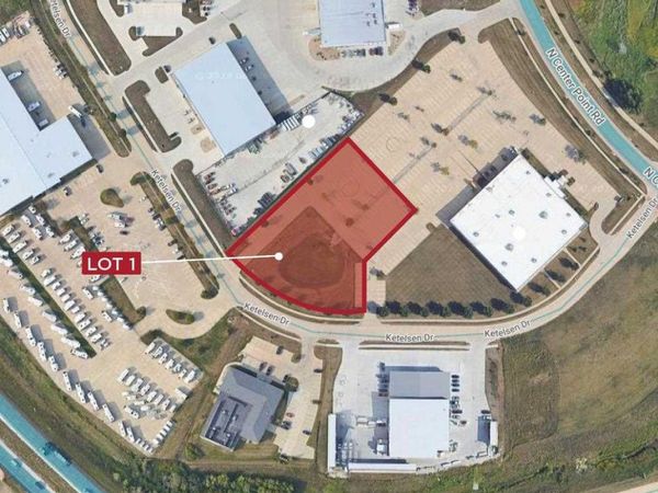 1450 N Center Point Rd - Lot 1, Hiawatha, IA 52233