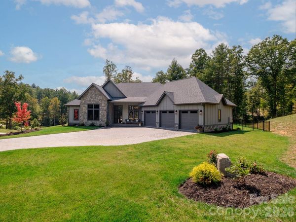 422 Ascension Valley, Horse Shoe, NC 28742