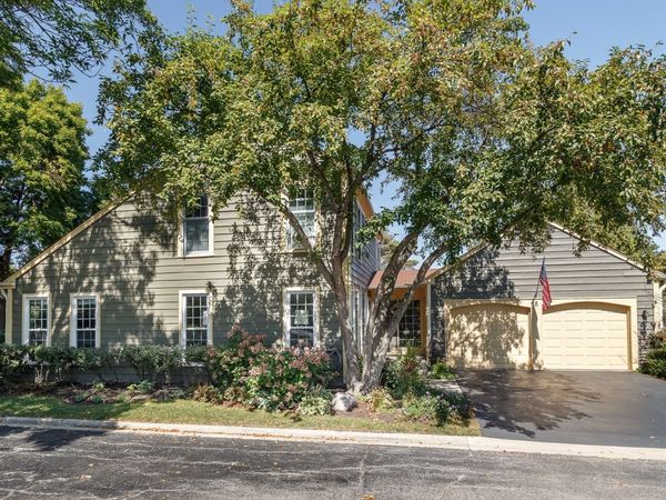 8 The Court of Charlwood, Northbrook, IL 60062