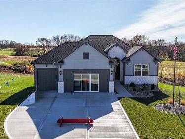 12151 N Forest Court, Kansas City, MO 64165
