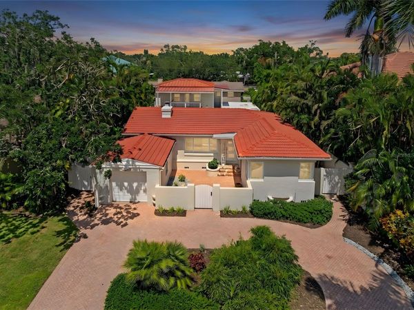 860 SNELL ISLE BOULEVARD NE, ST PETERSBURG, FL 33704