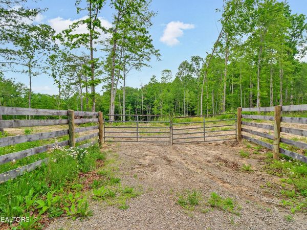 1518 Mt Helen Rd, Allardt, TN 38504