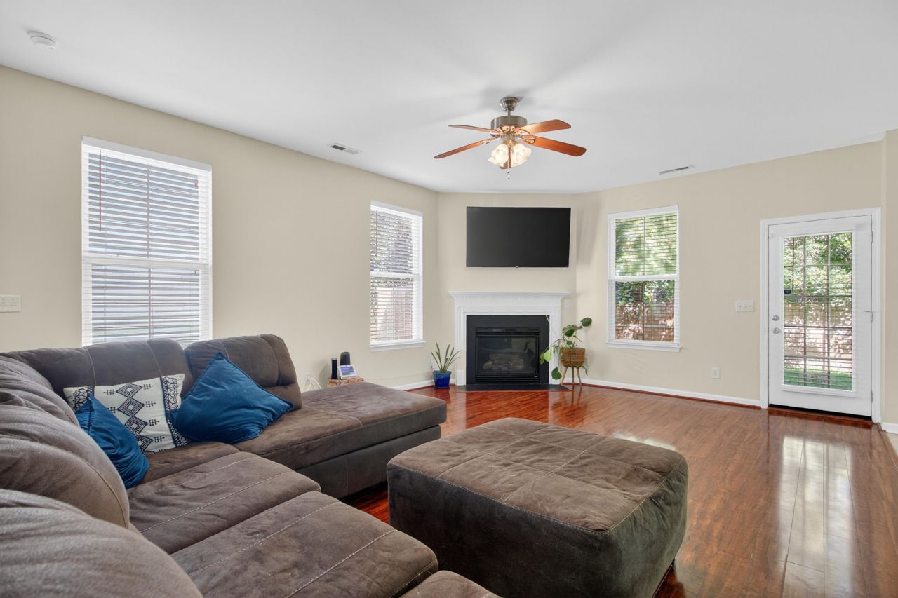 124 Diploma Drive Photo 11