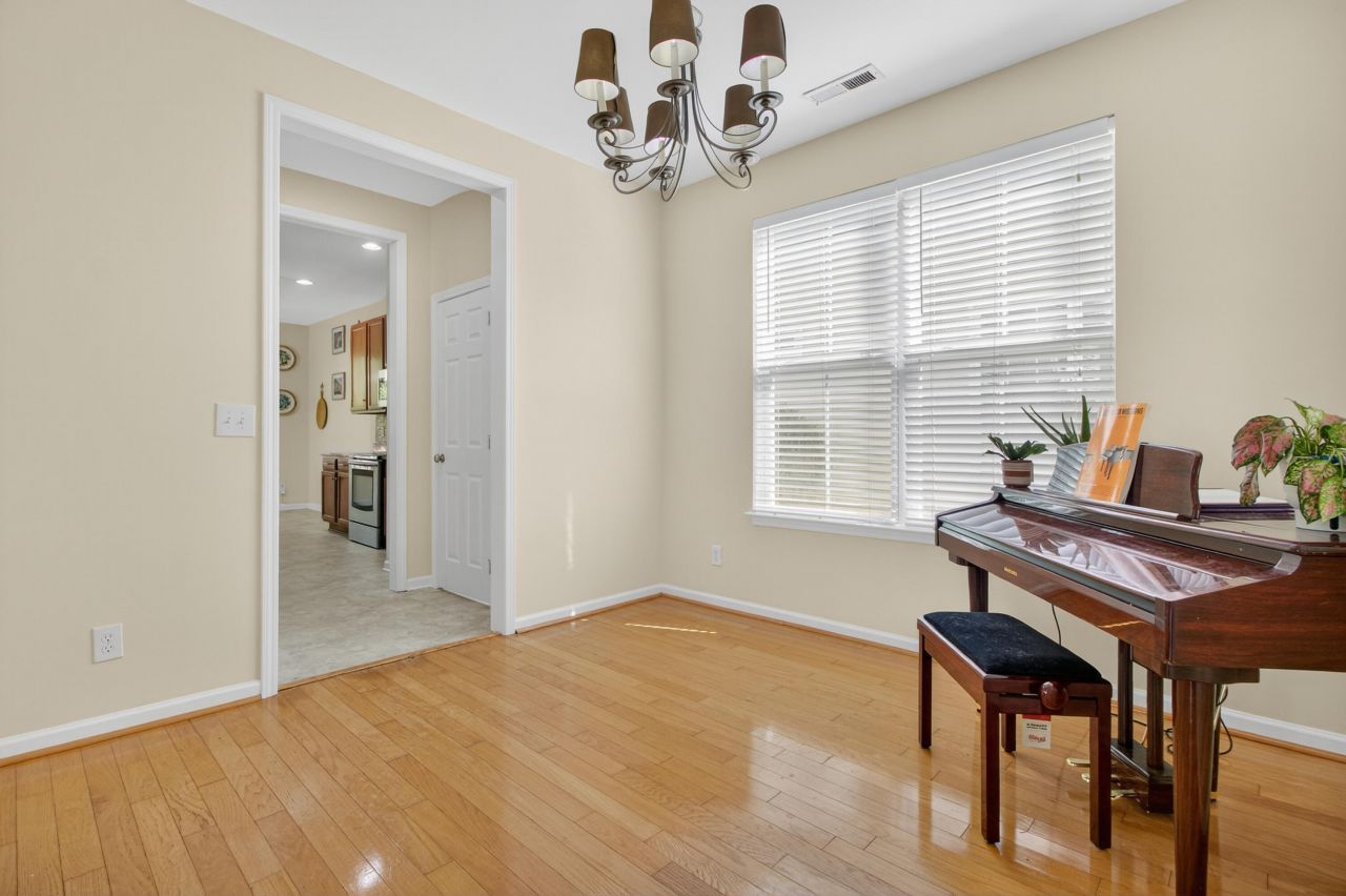 124 Diploma Drive Photo 7