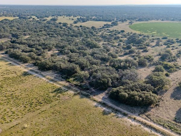 000 County Road 777, Devine, TX 78016