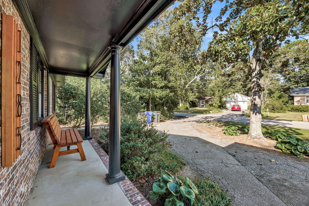 1285 Camerton Street Photo 3