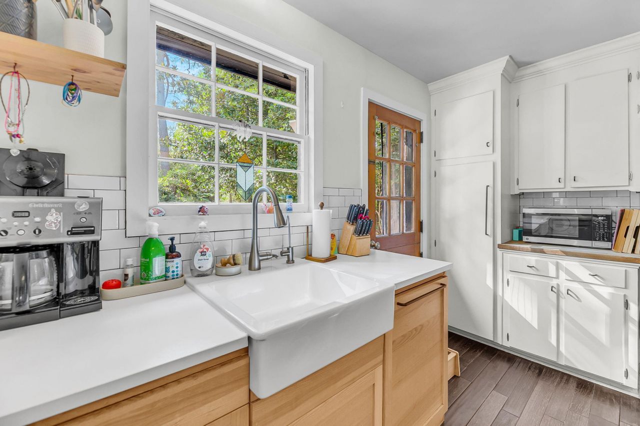 1285 Camerton Street Photo 6