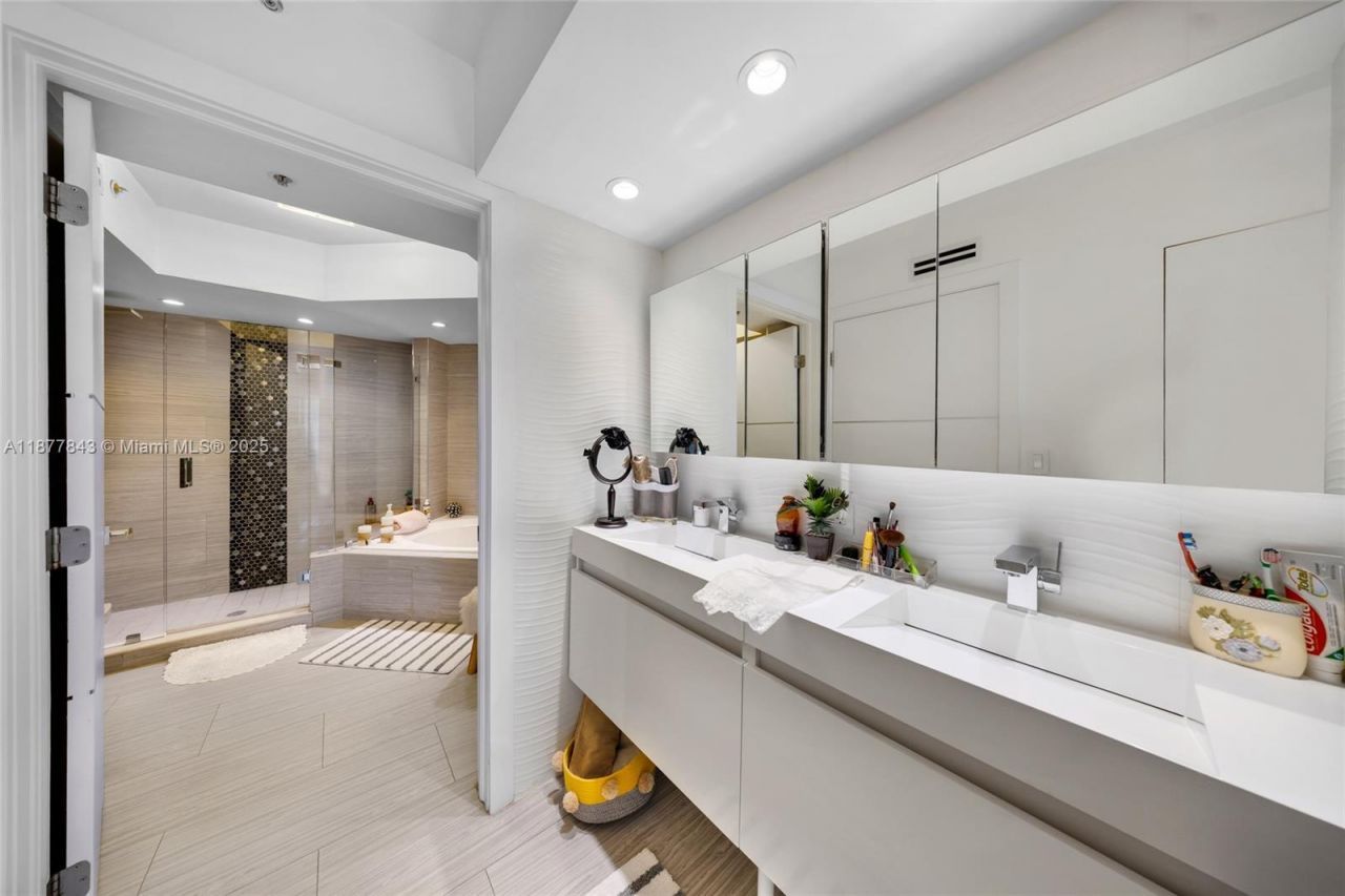 6301 Collins Ave, Unit 2107, Miami Beach, FL 33141 Photo