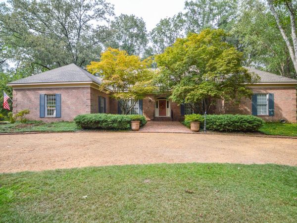 104 Tanglewood Dr, Starkville, MS 39759