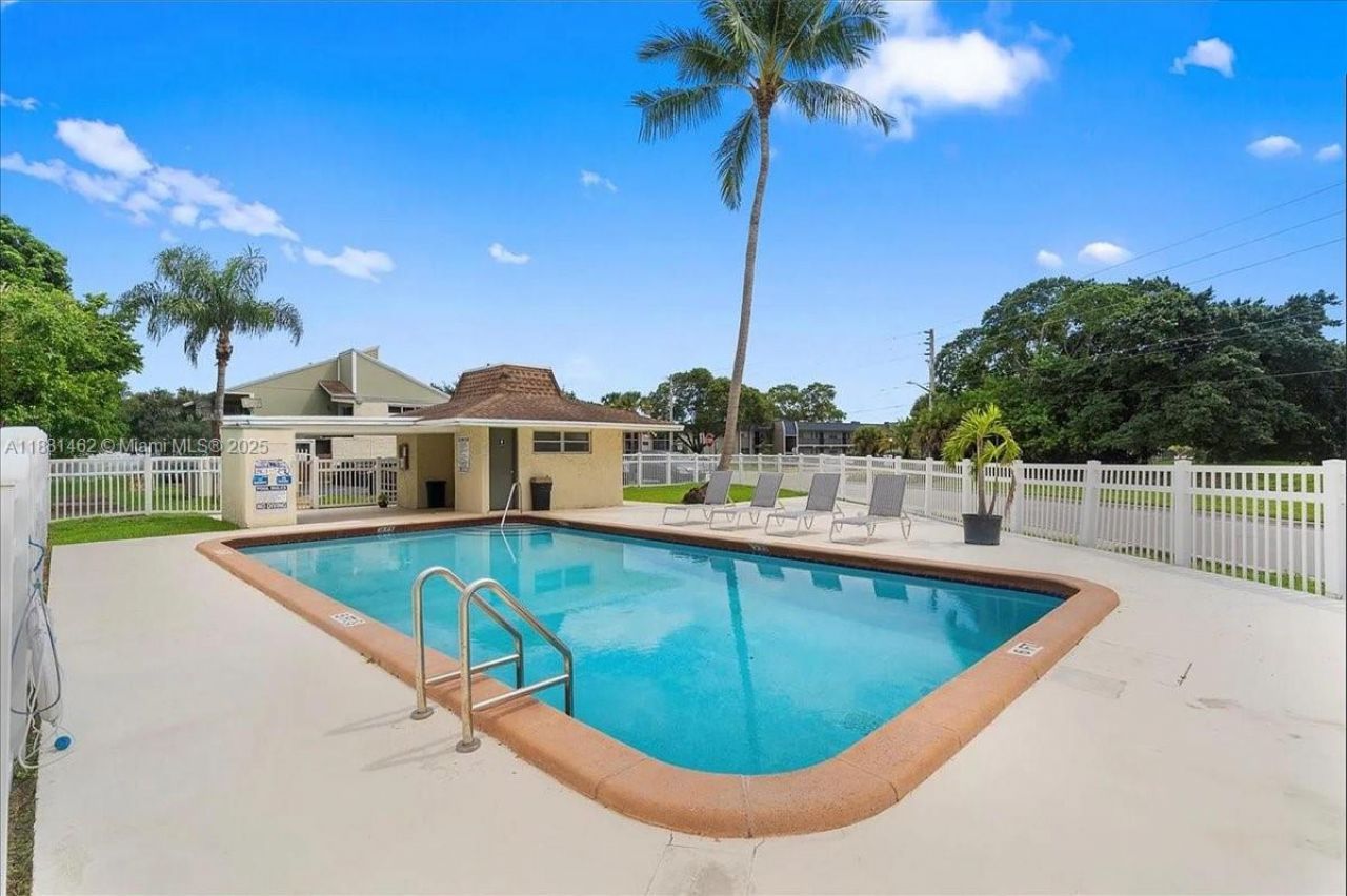 8105 Lagos De Campo Blvd, Unit J-2, Tamarac, FL 33321 Photo