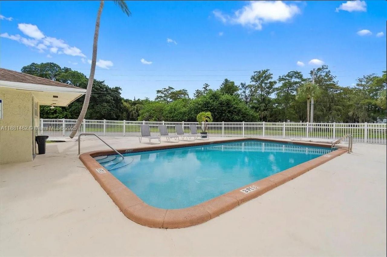 8105 Lagos De Campo Blvd, Unit J-2, Tamarac, FL 33321 Photo