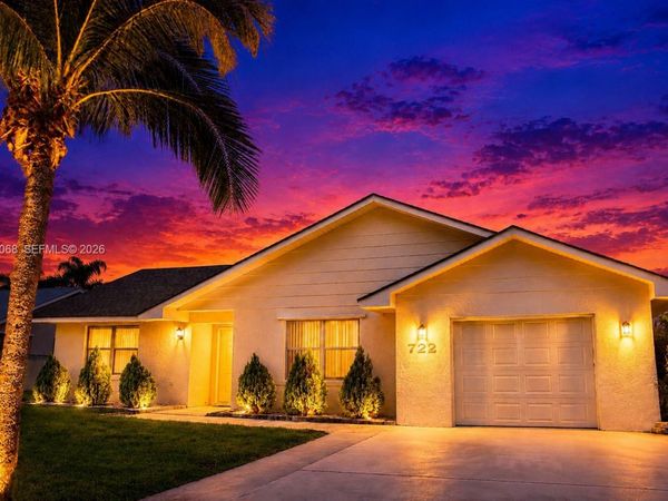 722 SE Thanksgiving Ave, Port St. Lucie, FL 34984