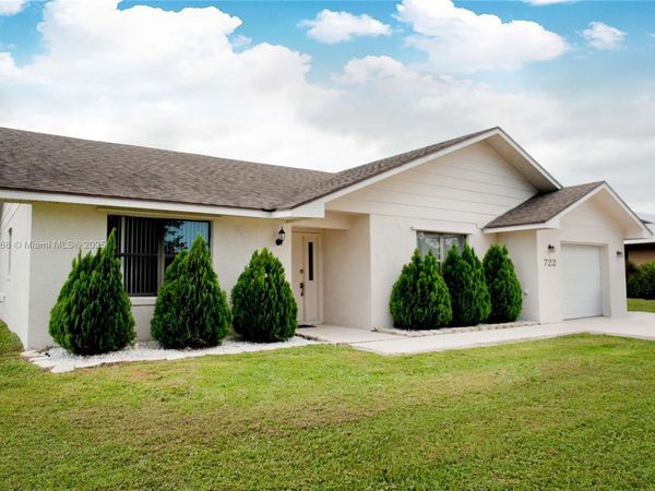 722 SE Thanksgiving Ave, Port St. Lucie, FL 34984