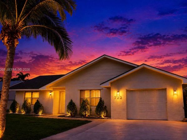 722 SE Thanksgiving Ave, Port St. Lucie, FL 34984