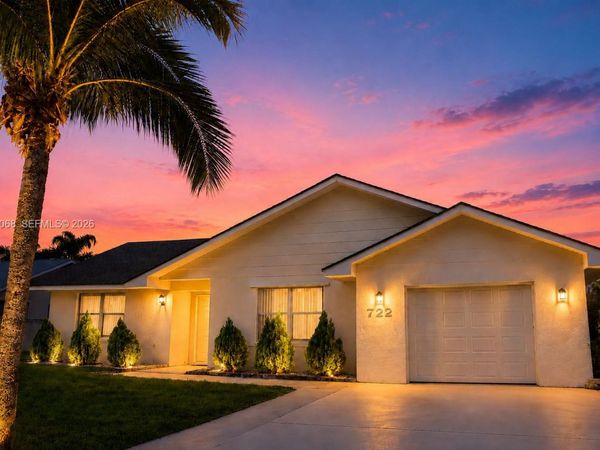 722 SE Thanksgiving Ave, Port St. Lucie, FL 34984