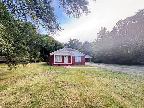 410 W Calhoun St, Bruce, MS 38915
