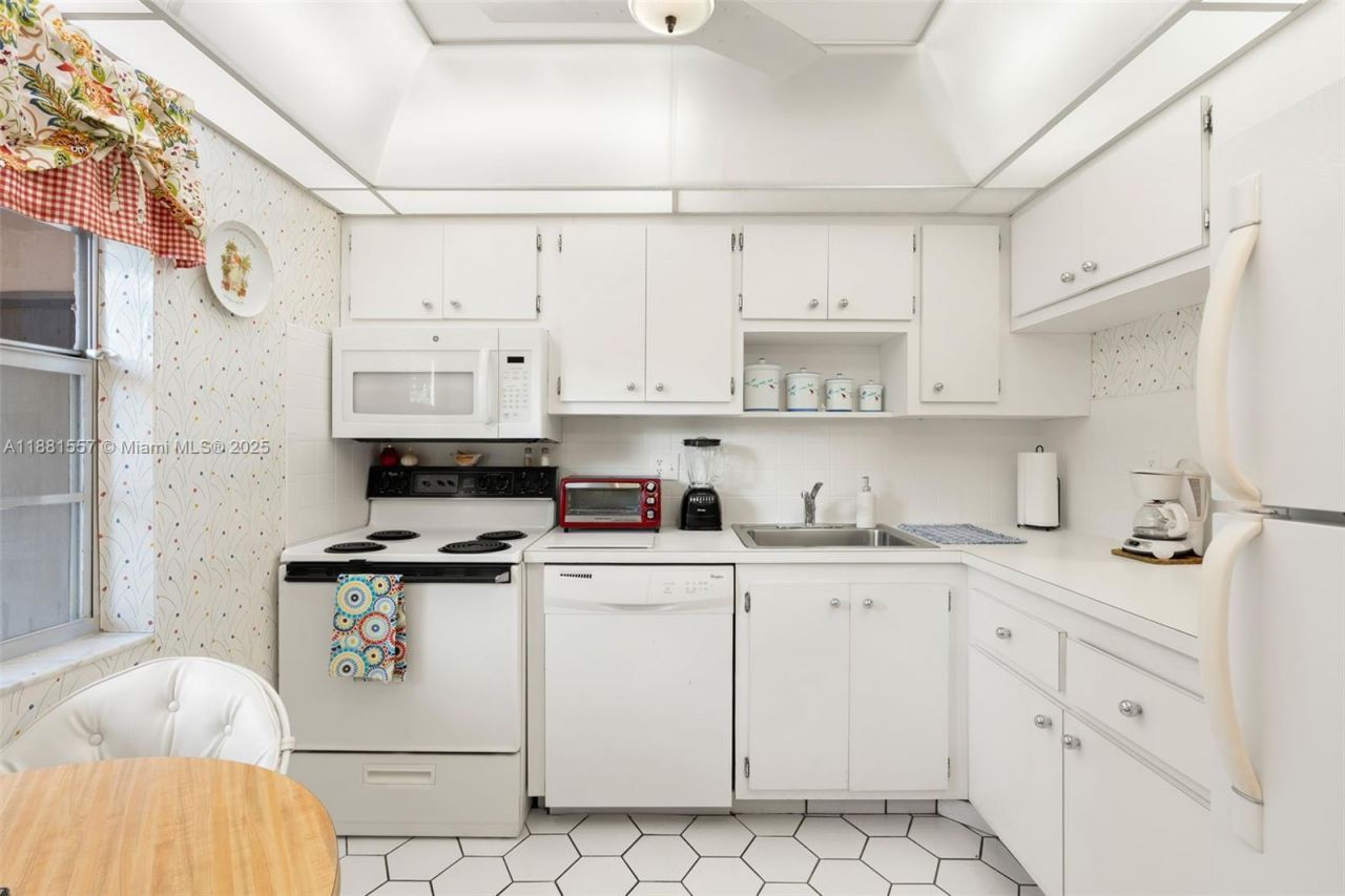 1005 Country Club Dr, Unit 405, Margate, FL 33063 Photo