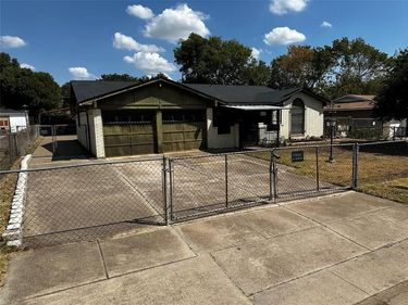 809 Lomo Street, Fort Worth, TX 76110