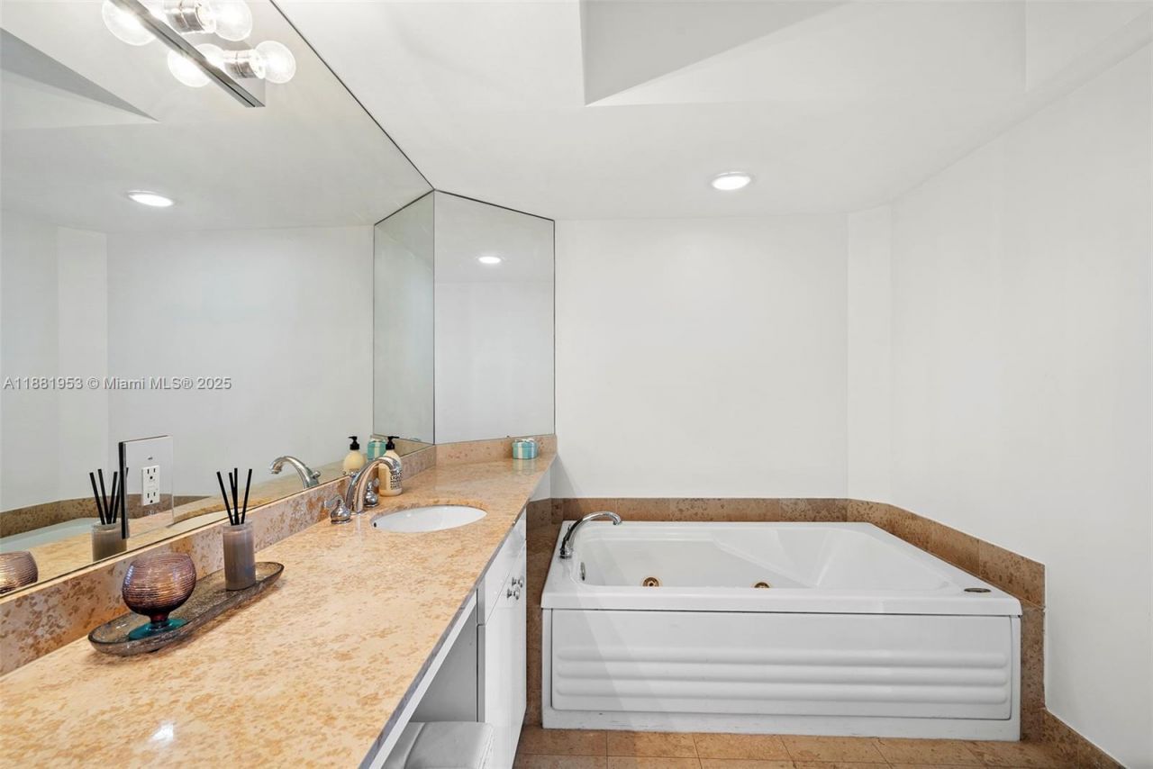 4779 Collins Ave, Unit 1707, Miami Beach, FL 33140 Photo