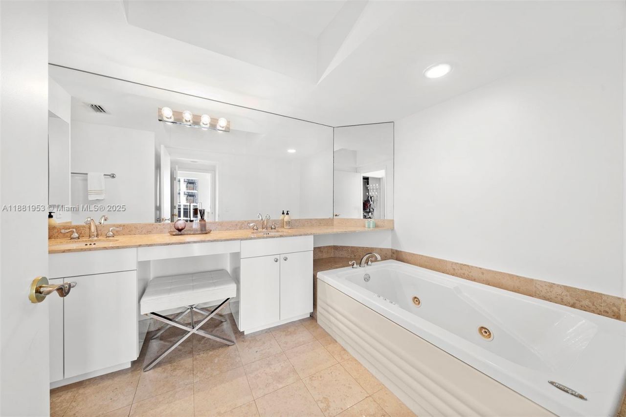 4779 Collins Ave, Unit 1707, Miami Beach, FL 33140 Photo