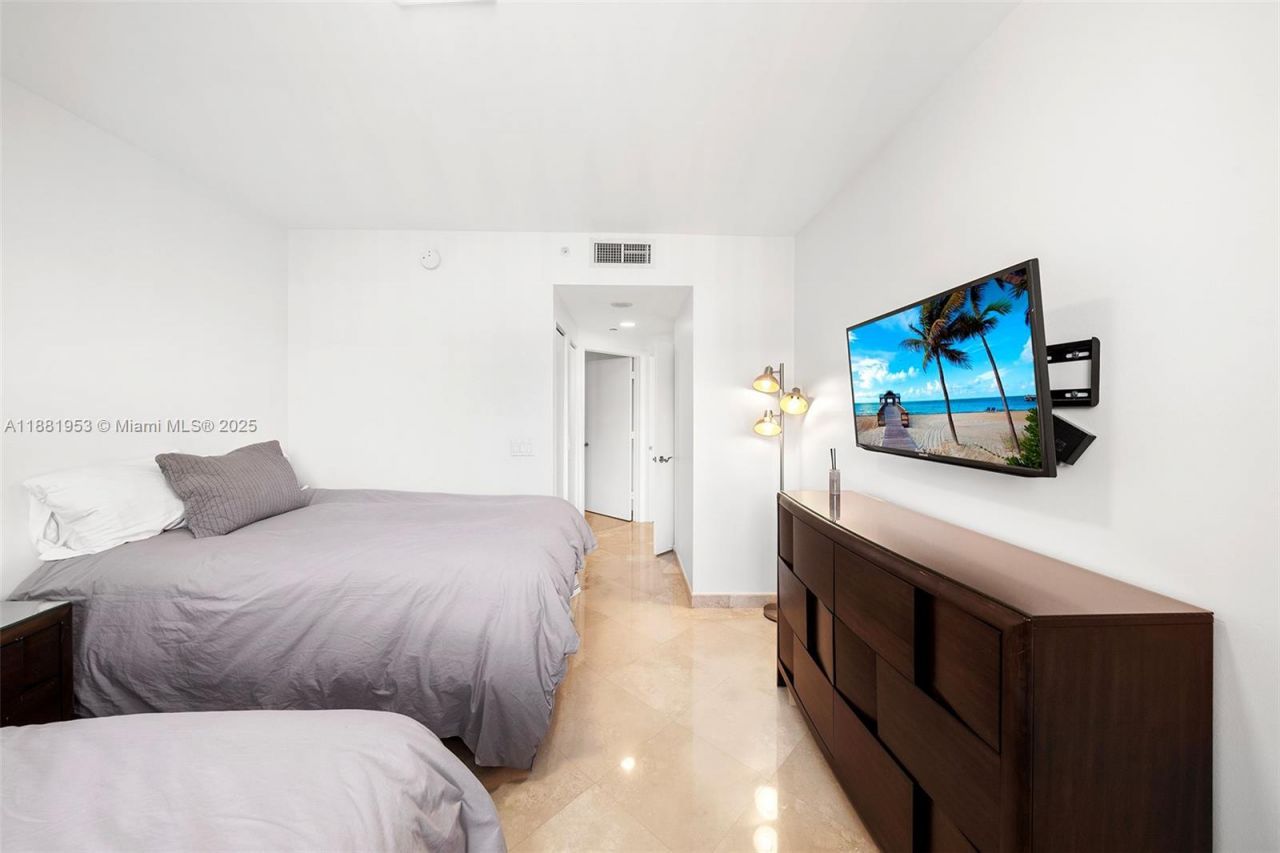 4779 Collins Ave, Unit 1707, Miami Beach, FL 33140 Photo