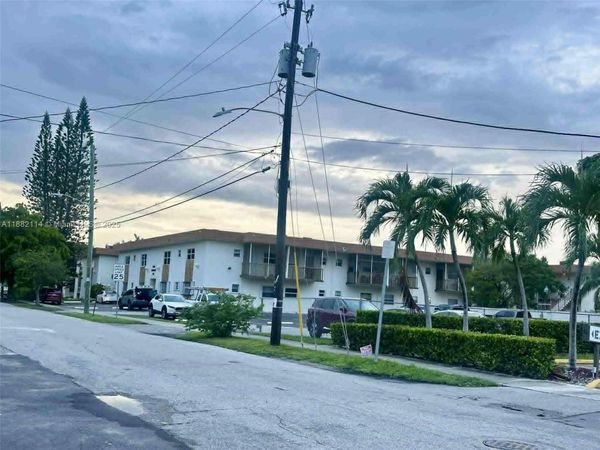 415 NE 2nd St, Unit 202, Hallandale Beach, FL 33009