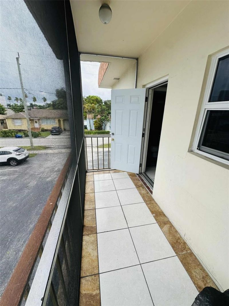 415 NE 2nd St, Unit 202, Hallandale Beach, FL 33009 Photo