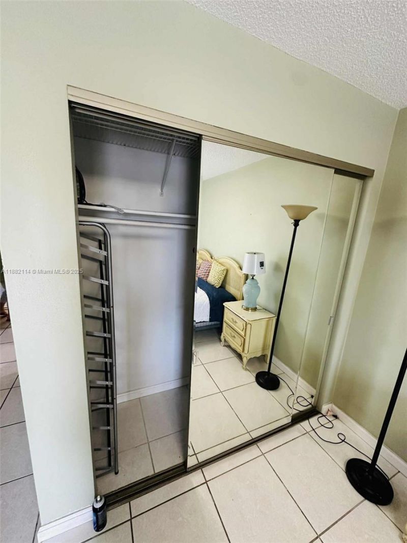 415 NE 2nd St, Unit 202, Hallandale Beach, FL 33009 Photo