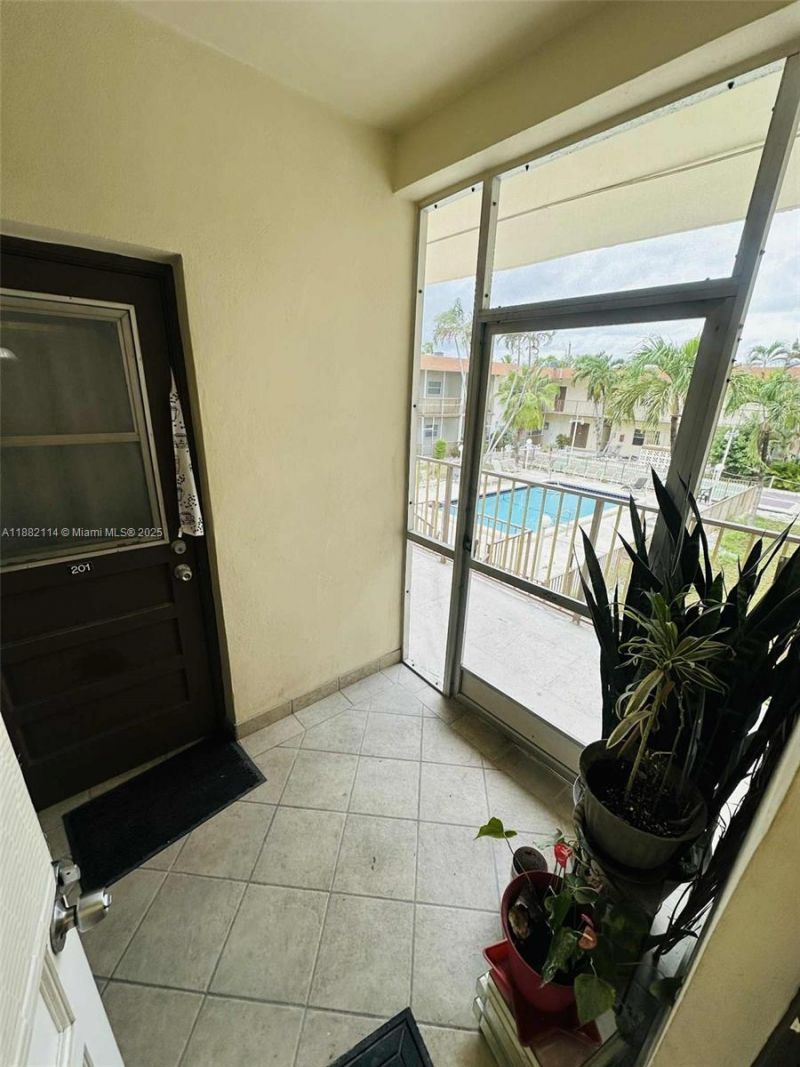 415 NE 2nd St, Unit 202, Hallandale Beach, FL 33009 Photo