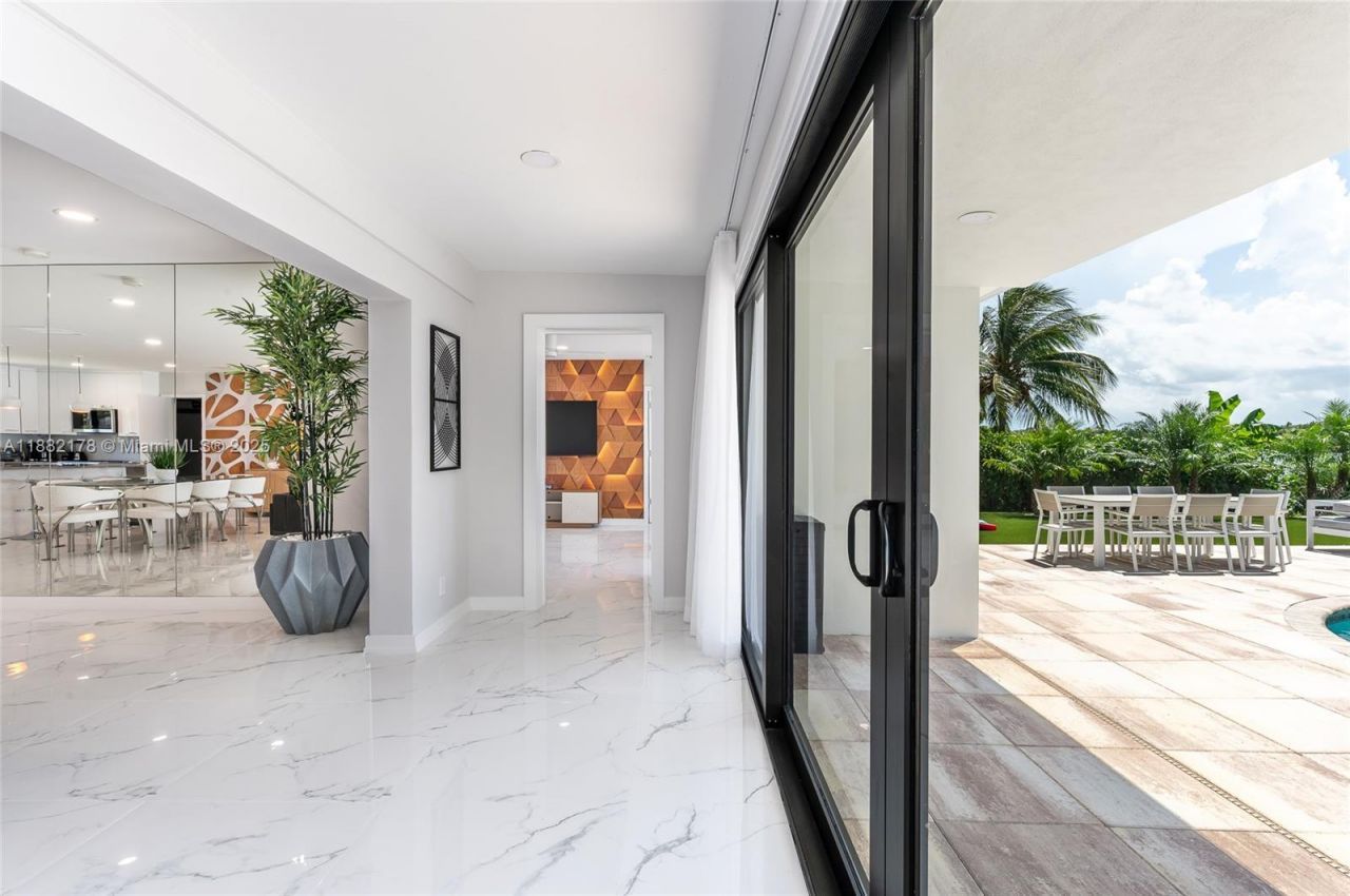 21230 NE 25th Ct, Miami, FL 33180 Photo