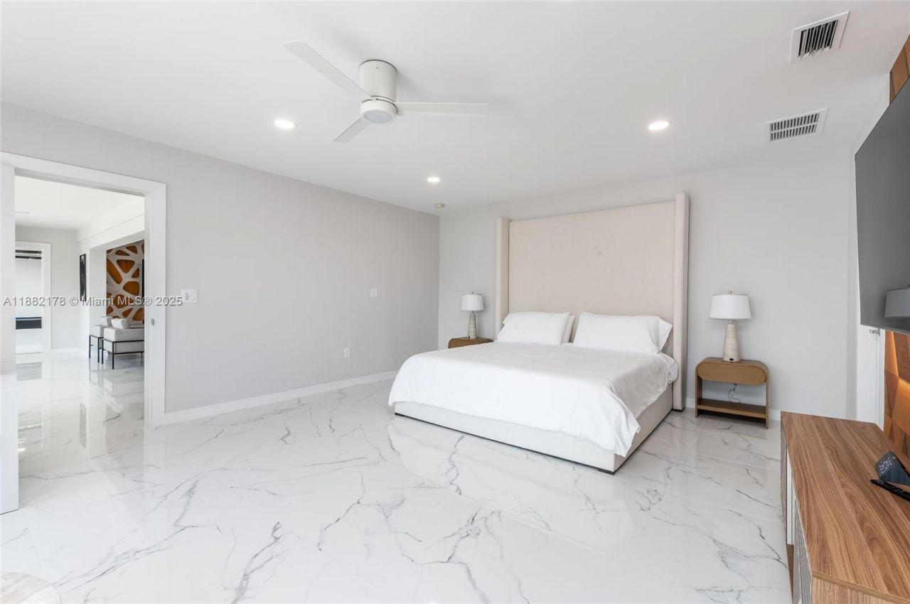 21230 NE 25th Ct, Miami, FL 33180 Photo