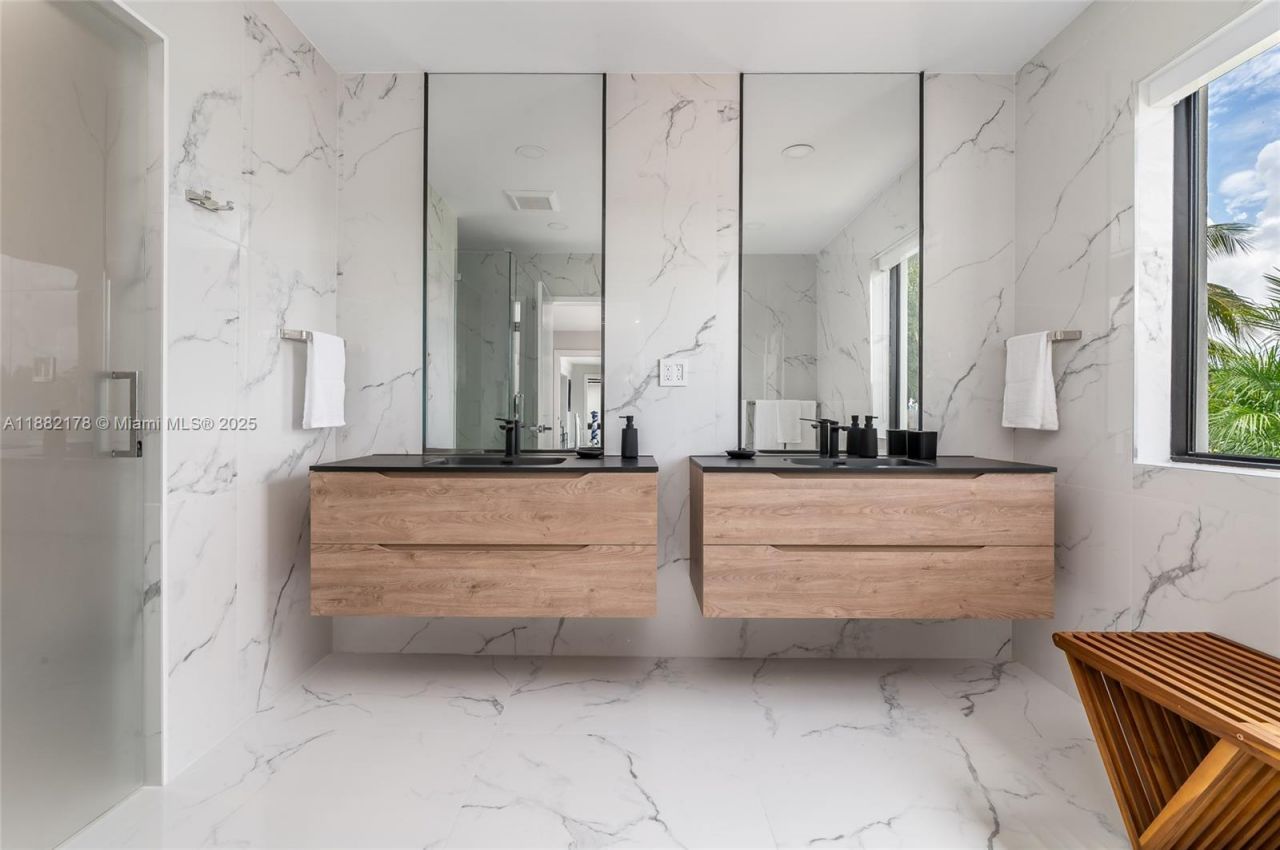 21230 NE 25th Ct, Miami, FL 33180 Photo