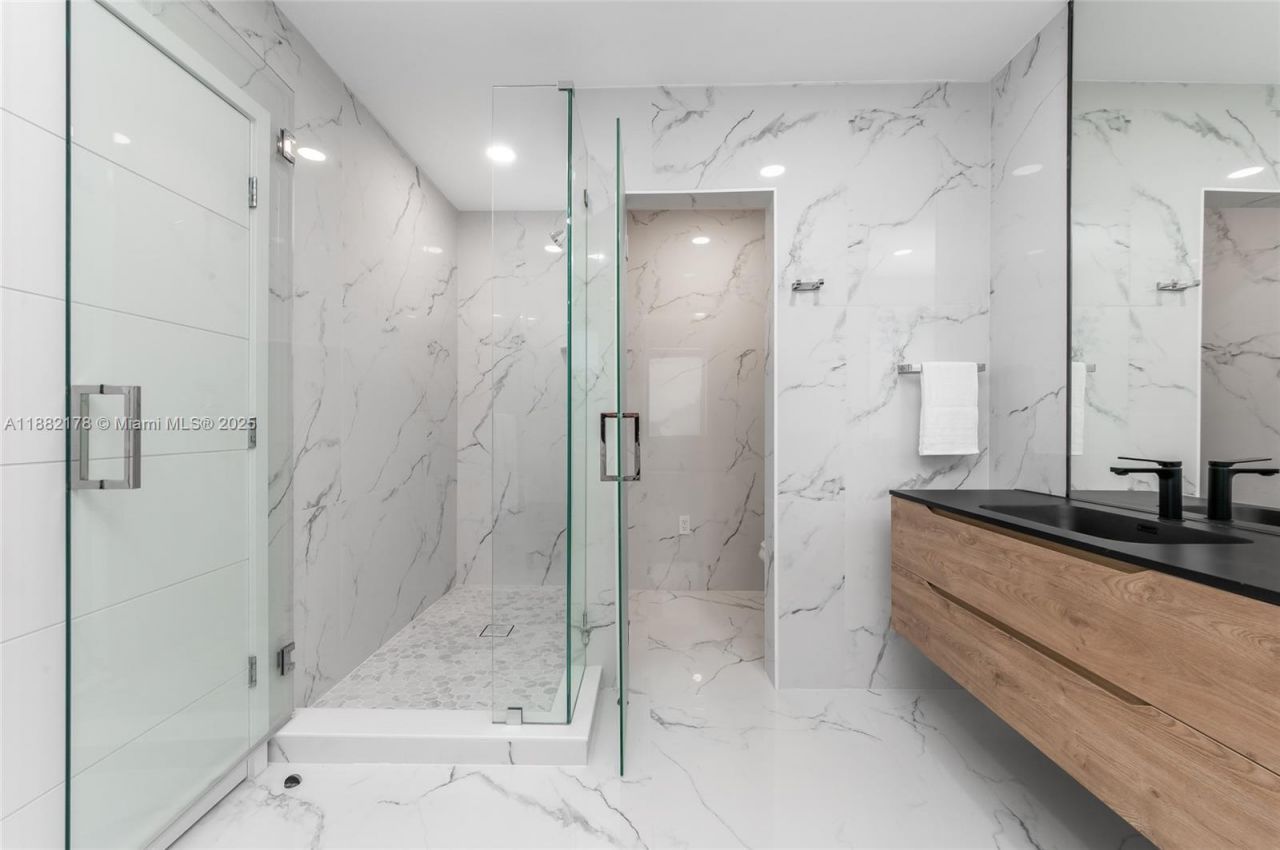 21230 NE 25th Ct, Miami, FL 33180 Photo