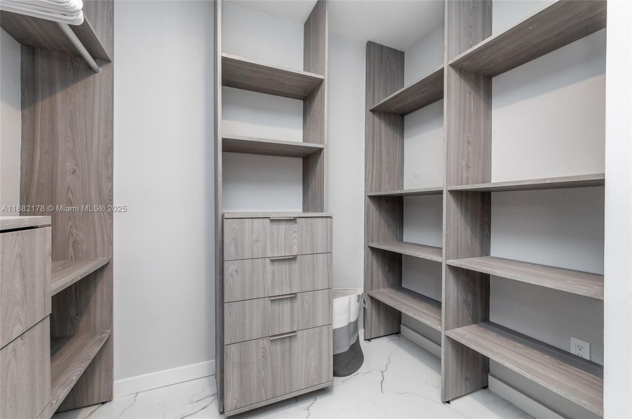 21230 NE 25th Ct, Miami, FL 33180 Photo