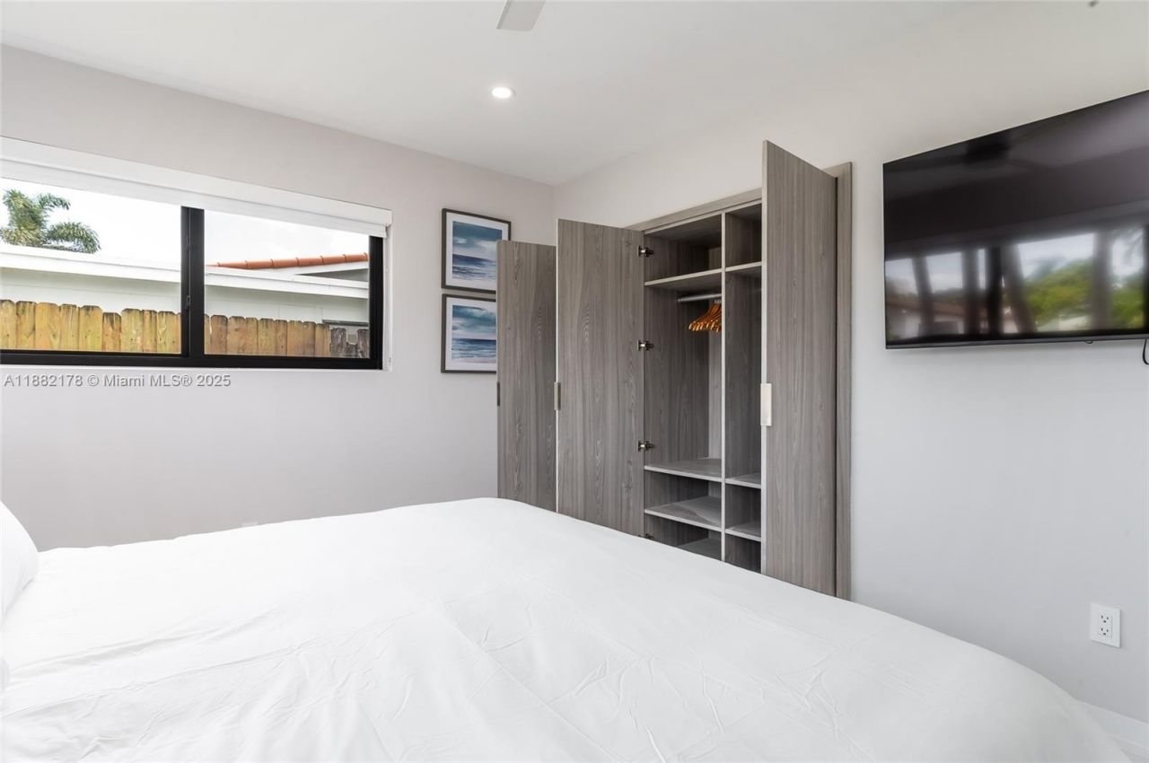 21230 NE 25th Ct, Miami, FL 33180 Photo