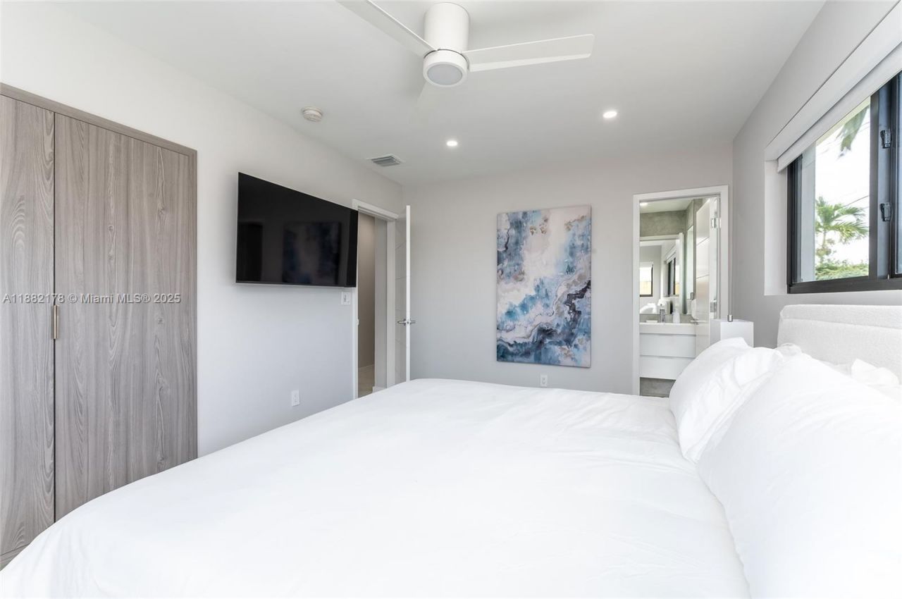 21230 NE 25th Ct, Miami, FL 33180 Photo