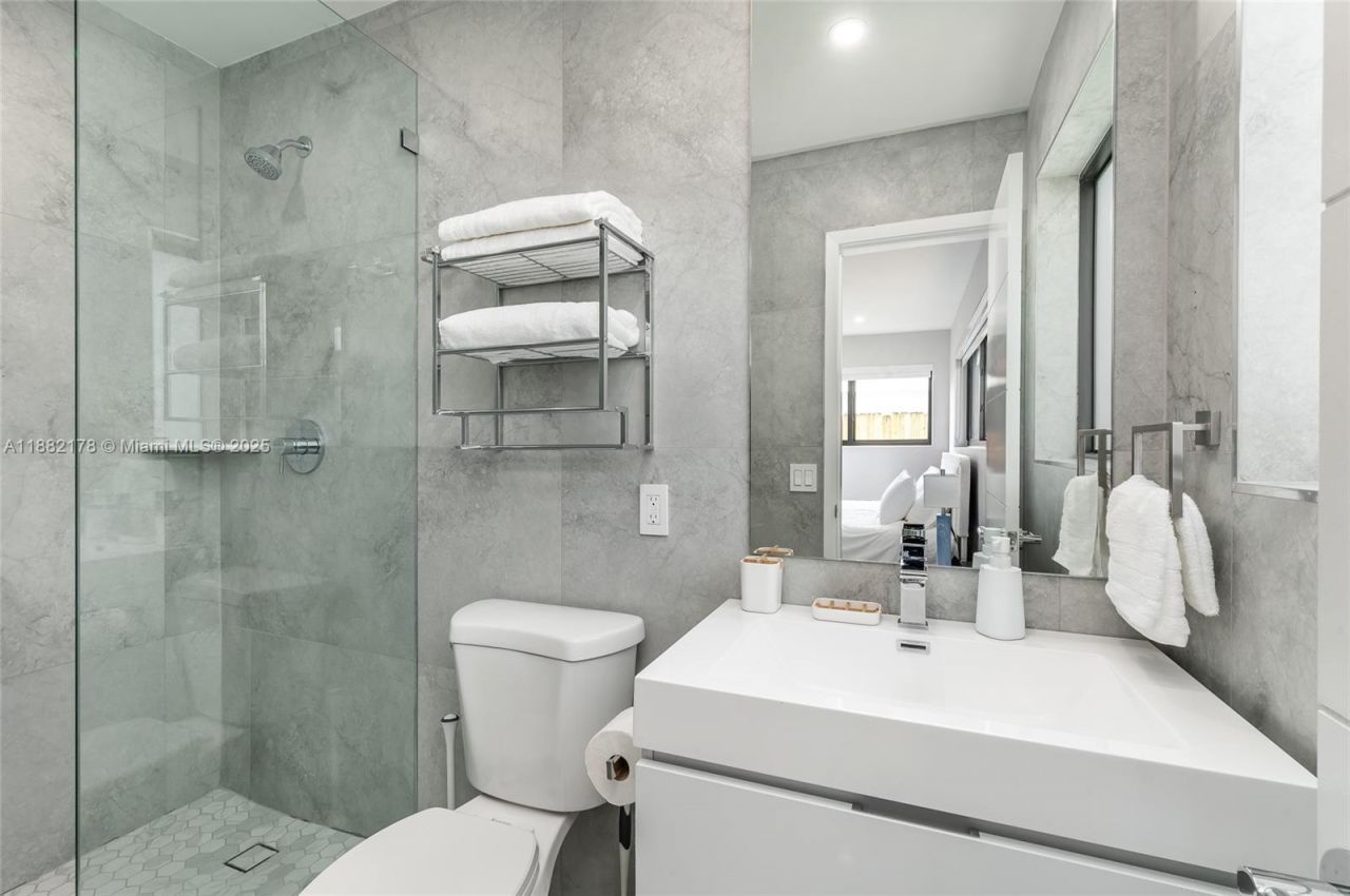 21230 NE 25th Ct, Miami, FL 33180 Photo