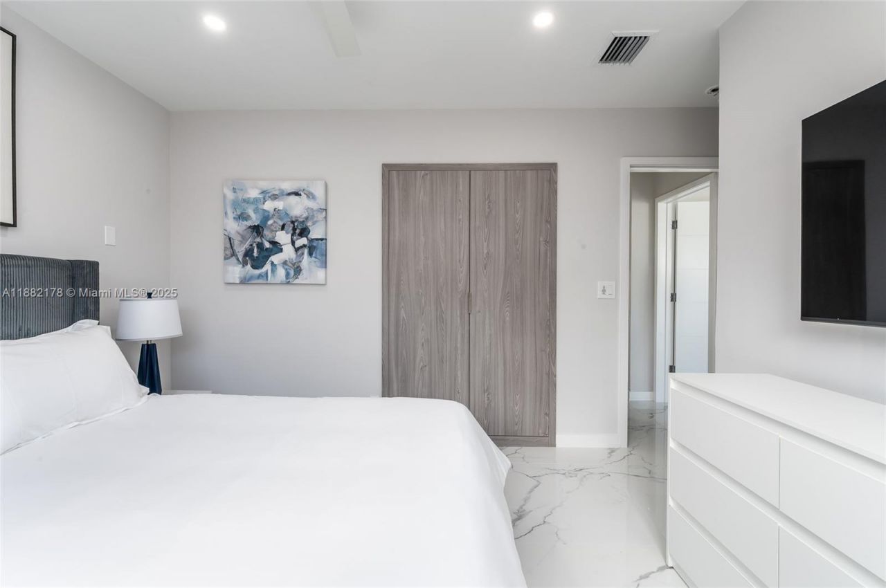 21230 NE 25th Ct, Miami, FL 33180 Photo