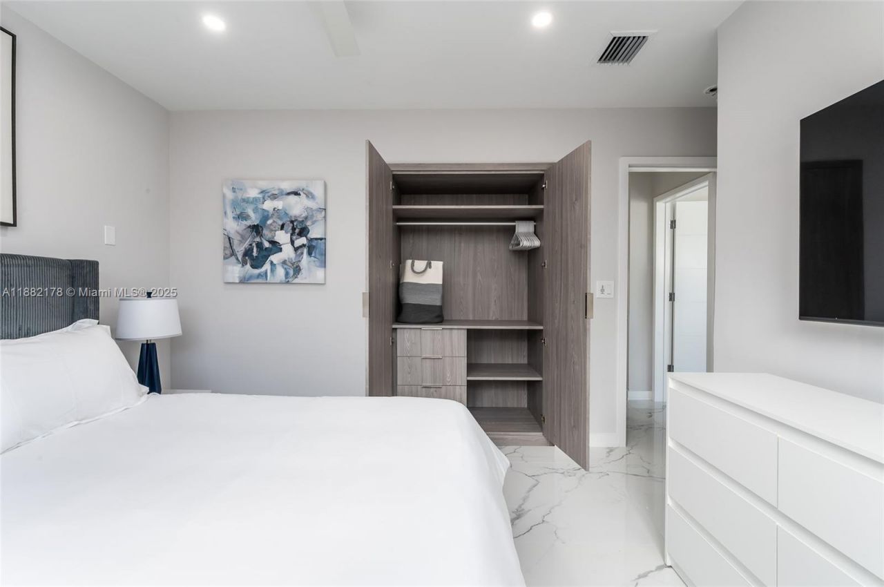 21230 NE 25th Ct, Miami, FL 33180 Photo