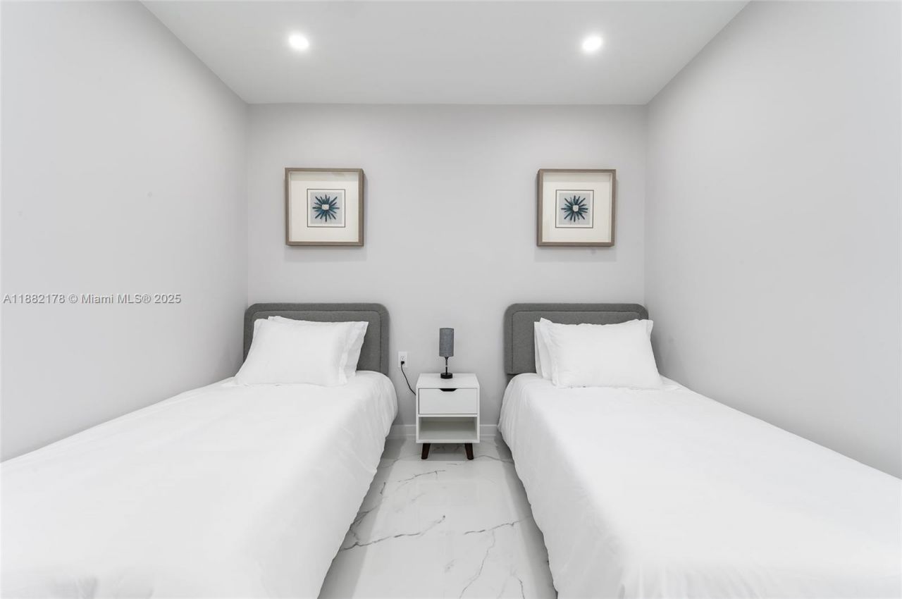 21230 NE 25th Ct, Miami, FL 33180 Photo