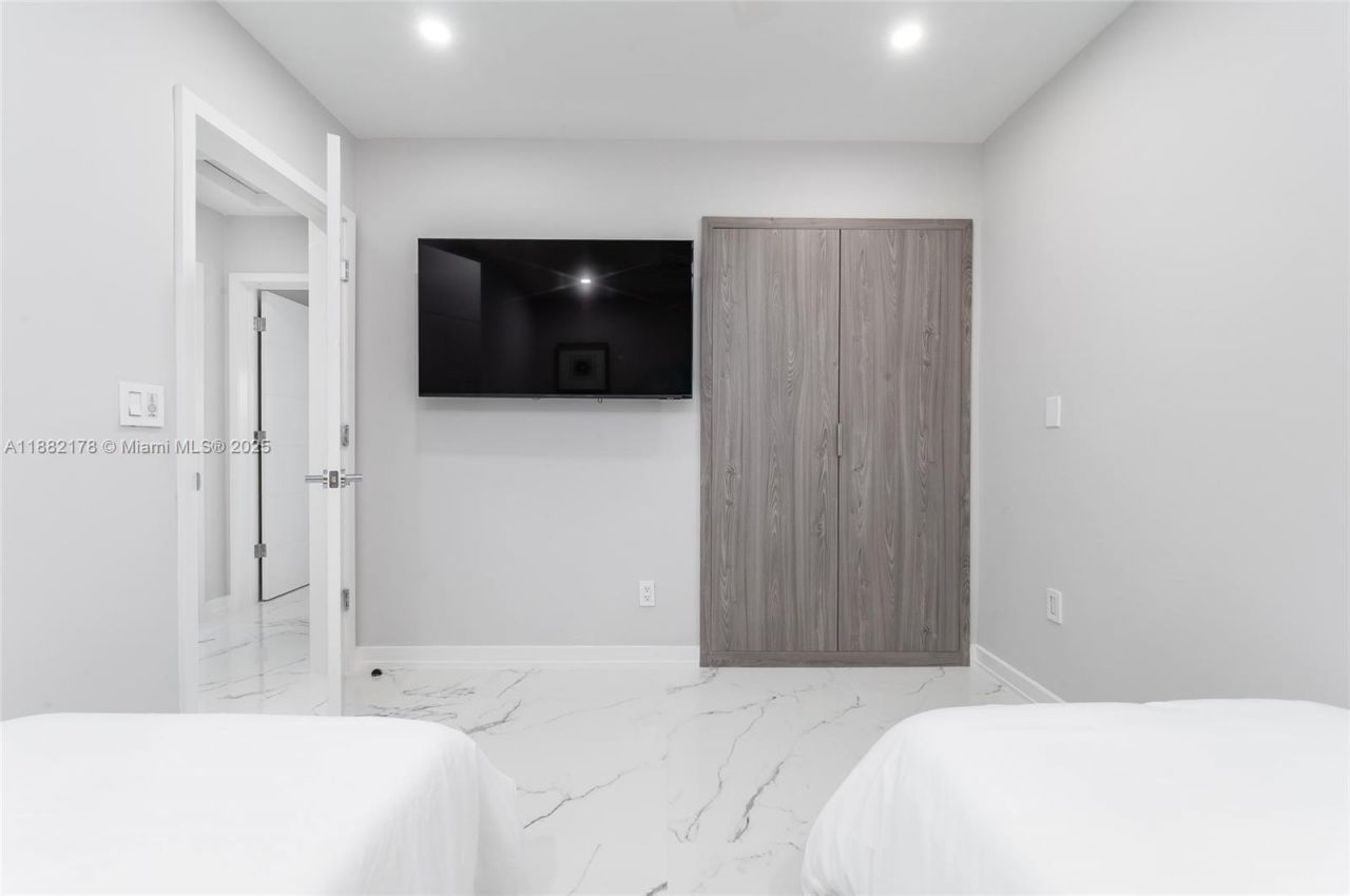 21230 NE 25th Ct, Miami, FL 33180 Photo