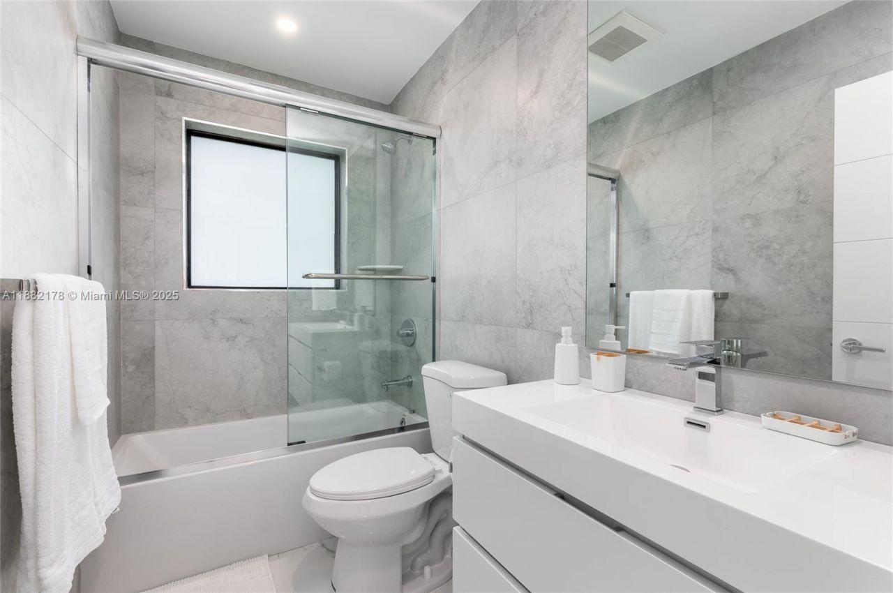 21230 NE 25th Ct, Miami, FL 33180 Photo